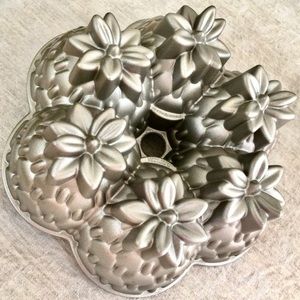 ❗️SOLD❗️NEW Nordic Ware Platinum Collection Aloha Pineapple Bundt Cake Pan